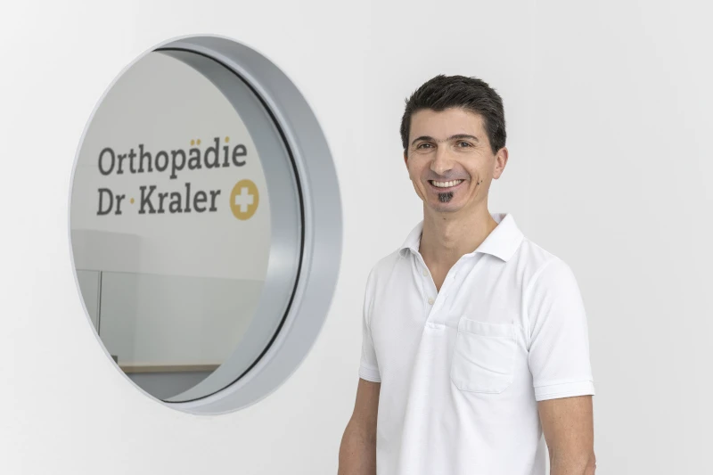 Lukas Kraler vor Wandfenster